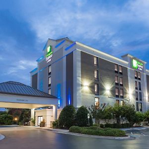 Holiday Inn Express & Suites Wilmington-University Center By Ihg